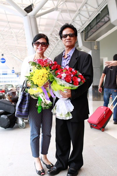Chế Linh bất ngờ về nước biểu diễn và ở lại ăn Tết - 1 Vợ chồng ca sĩ Chế Linh bất ngờ về nước chiều ngày 4/11