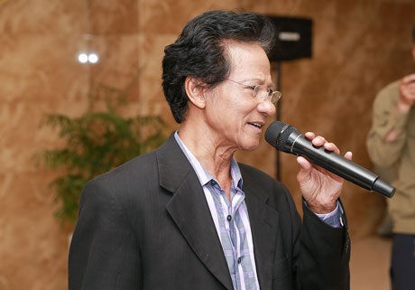 Chế Linh từng rất run khi song ca với Phi Nhung - 3 Phi Nhung thân mật với Chế Linh tại buổi họp báo