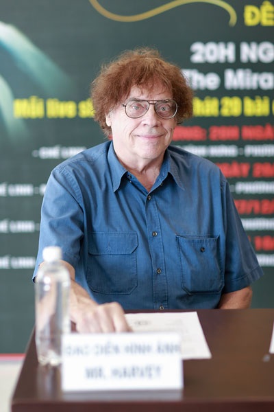 Chế Linh từng rất run khi song ca với Phi Nhung - 7 Ông Harvey, đồng hành cùng tour diễn của Chế Linh để thực hiện bộ phim tài liệu về Chế Linh