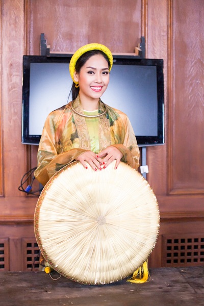 Nguyễn Thị Loan duyên dáng áo tứ thân tại Anh - 1 Hà Thanh