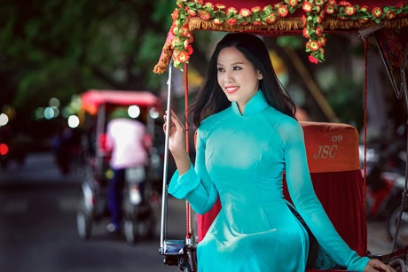 Nguyễn Thị Loan duyên dáng trong tà áo dài - 12 <b style=mso-bidi-font-weight:
normal>Hà Thanh