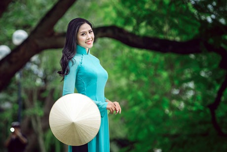 Nguyễn Thị Loan duyên dáng trong tà áo dài - 2 <b style=mso-bidi-font-weight:
normal>Hà Thanh