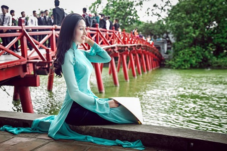 Nguyễn Thị Loan duyên dáng trong tà áo dài - 3 <b style=mso-bidi-font-weight:
normal>Hà Thanh