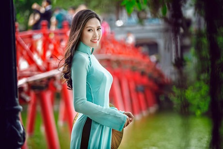 Nguyễn Thị Loan duyên dáng trong tà áo dài - 4 <b style=mso-bidi-font-weight:
normal>Hà Thanh
