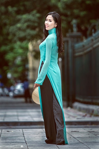 Nguyễn Thị Loan duyên dáng trong tà áo dài - 9 <b style=mso-bidi-font-weight:
normal>Hà Thanh