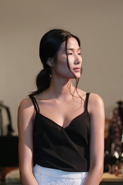 Ngắm người mẫu Việt phía sau hậu trường show diễn thời trang - 4 <b style=mso-bidi-font-weight:
normal>Hà Thanh