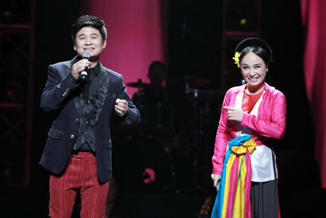 Tấn Minh hát chèo ngọt lịm cùng vợ trên sân khấu - 8 <i style=mso-bidi-font-style:
normal>Bài: