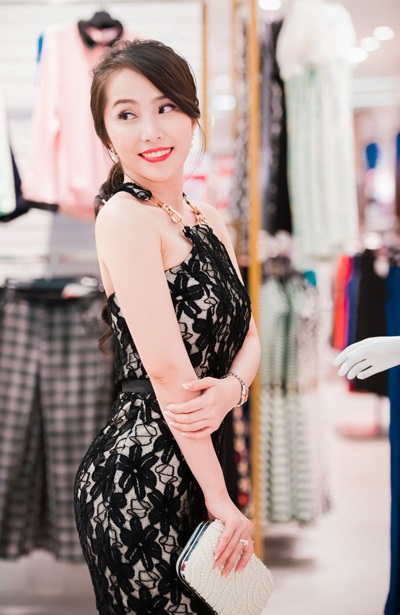 Tối 7/11, Quỳnh Nga tham gia sự kiện khai trương của một thương hiệu thời trang tại