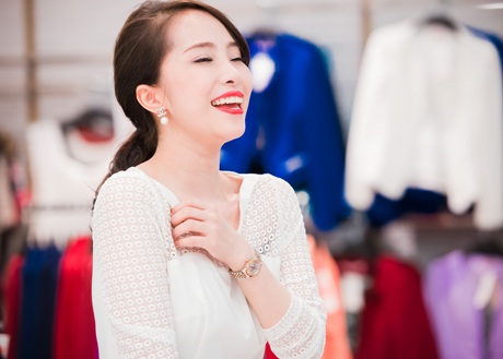 Quỳnh Nga, Vân Hugo đọ phong cách tươi trẻ - 5 Tối 7/11, Quỳnh Nga tham gia sự kiện khai trương của một thương hiệu thời trang tại
