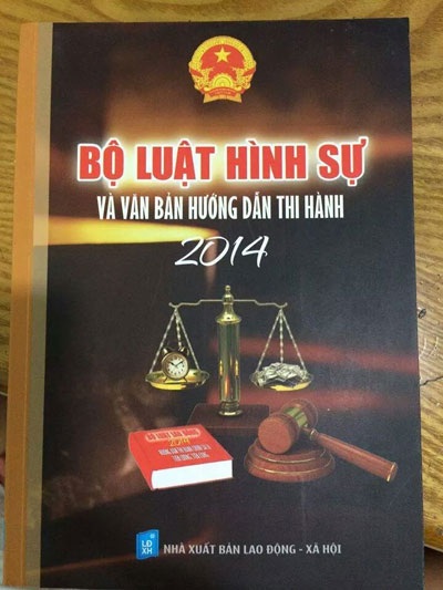 Phạt 252 triệu nhà xuất bản sử dụng hình ảnh phản cảm làm bìa sách luật - 2 Thêm một cuốn sách luật in hình phản cảm bị thu hồi