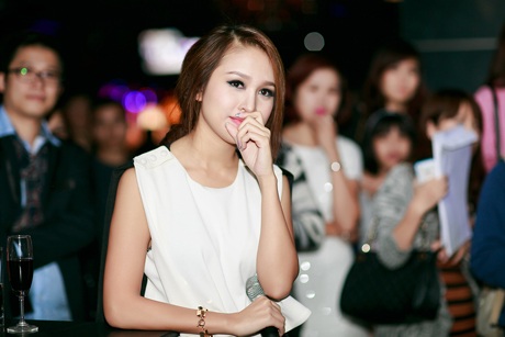 Mẹ Vân Hugo bật khóc vì thương con - 5 MV Single Mom: