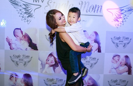 Mẹ Vân Hugo bật khóc vì thương con - 6 MV Single Mom: