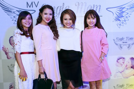 Mẹ Vân Hugo bật khóc vì thương con - 7 MV Single Mom: