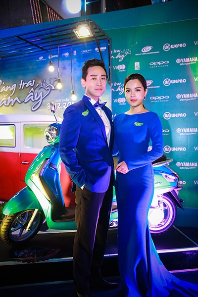 Sơn Tùng, Phạm Quỳnh Anh nổi bật tại buổi ra mắt phim “Chàng trai năm ấy” - 3 Phạm Quỳnh Anh và Hứa Vĩ Văn tạo dáng bên xe mẫu