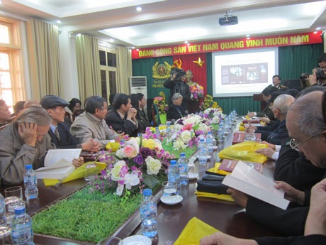 Buổi ra mắt cuốn tự truyện <span style=mso-bidi-font-style:
normal>Không thể mồ côi