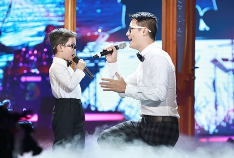 Hoàng Bách gây ấn tượng khi hát cùng "bé con" trên sân khấu - 2 Hoàng Bách và cậu bé Gia Bảo biểu diễn trên sân khấu