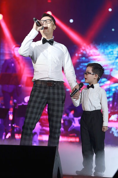 Hoàng Bách gây ấn tượng khi hát cùng "bé con" trên sân khấu - 8 <b style=mso-bidi-font-weight:
normal>Hà Thanh
