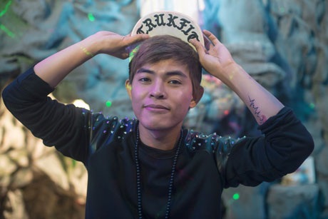 Nam ca sĩ nhí nhảnh tạo dáng
bên hang đá được trang trí