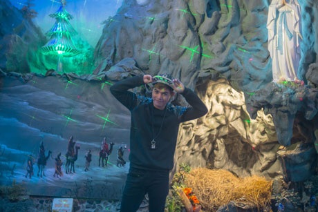 Nam ca sĩ nhí nhảnh tạo dáng
bên hang đá được trang trí