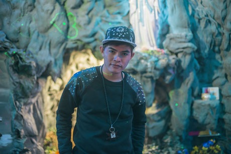 Nam ca sĩ nhí nhảnh tạo dáng
bên hang đá được trang trí