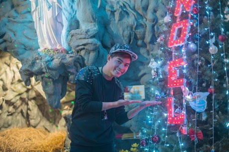 Nam ca sĩ nhí nhảnh tạo dáng
bên hang đá được trang trí