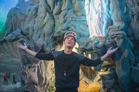 Nam ca sĩ nhí nhảnh tạo dáng
bên hang đá được trang trí