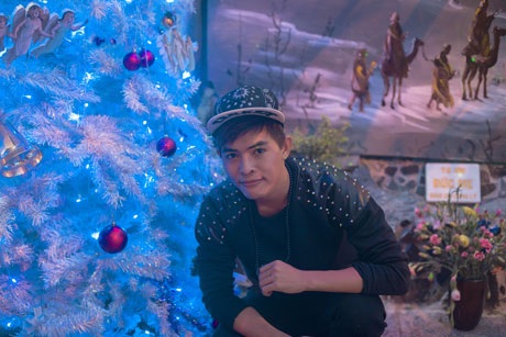 Nam ca sĩ nhí nhảnh tạo dáng
bên hang đá được trang trí