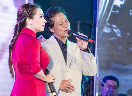 Chế Linh lại “đốn” tim khán giả nữ bởi vẻ phong tình, lãng mạn - 1 Phi Nhung tình tứ song ca cùng danh ca Chế Linh