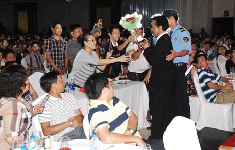 Chế Linh lại “đốn” tim khán giả nữ bởi vẻ phong tình, lãng mạn - 13 Chế Linh đón nhận tình cảm của khán giả