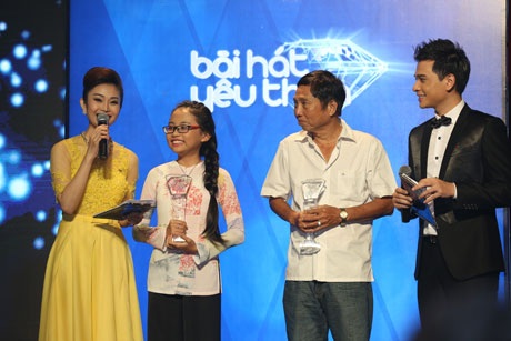 "Giọng ca nhí "Phương Mỹ Chi đoạt giải thưởng 1 tỷ đồng - 2 Phương Mỹ Chi và nhạc sĩ Tiến Luân lên nhận giải thưởng danh giá Bài hát yêu thích của năm 2014