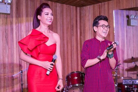 Á hậu Phạm Hương đọ vẻ vẻ đẹp nền nã, dịu ngọt với Trần Thị Quỳnh - 7 Nhiều nghệ sĩ tham dự bữa tiệc mừng giáng sinh và năm mới của cựu người mẫu Thúy Hạnh và Thành Lộc