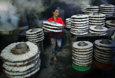 Khám phá di sản Việt qua những bức ảnh tuyệt đẹp - 5 Bánh hỏi ra lò (di sản vật thể) - Trần Đình Thương - Giải 1