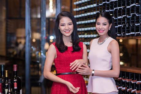 Á hậu Phạm Hương đọ vẻ vẻ đẹp nền nã, dịu ngọt với Trần Thị Quỳnh - 3 Á hậu Phạm Hương thân thiết với Trần Thị Quỳnh