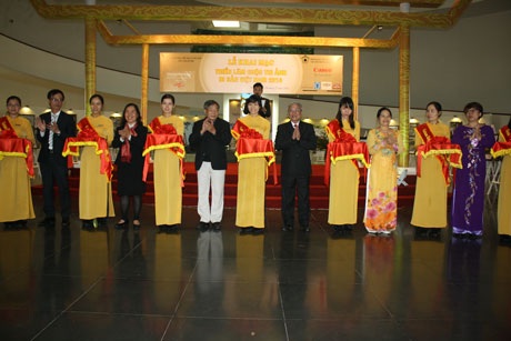 Khám phá di sản Việt qua những bức ảnh tuyệt đẹp - 2 Hình ảnh tại buổi khai mạc Triển lãm
Cuộc thi ảnh Di sản Việt Nam 2014 sáng 4/12 tại Hà Nội