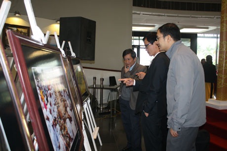 Khám phá di sản Việt qua những bức ảnh tuyệt đẹp - 3 Hình ảnh tại buổi khai mạc Triển lãm
Cuộc thi ảnh Di sản Việt Nam 2014 sáng 4/12 tại Hà Nội