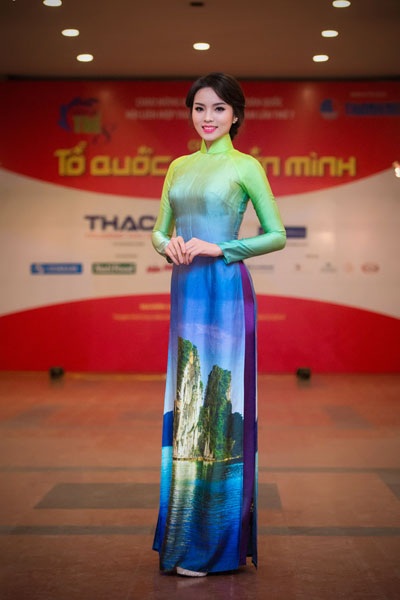Tối qua, Hoa hậu Kỳ Duyên mặc áo dài nền nã tham dự chương trình nghệ thuật tại Hà Nội