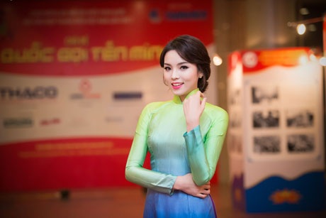 Tối qua, Hoa hậu Kỳ Duyên mặc áo dài nền nã tham dự chương trình nghệ thuật tại Hà Nội