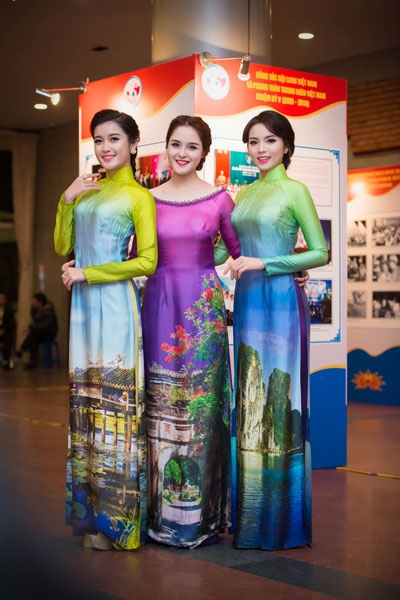 Á hậu Hoàng Anh (giữa) cùng góp mặt