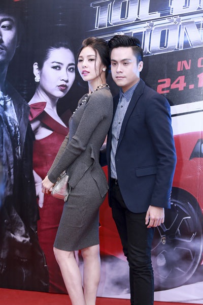 Người đẹp tạo dáng cùng MC Thái Dũng