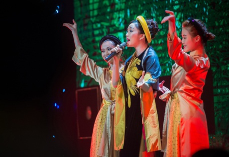 Phạm Thu Hà rạng rỡ biểu diễn với áo tứ thân cách điệu - 3 Giọng ca bán cổ điển biểu diễn với áo tứ thân cách điệu độc đáo
