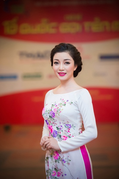Phạm Thu Hà rạng rỡ biểu diễn với áo tứ thân cách điệu - 4 Phạm Thu Hà duyên dáng trong tà áo dài