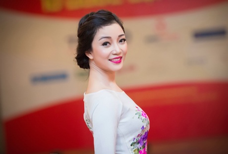 Phạm Thu Hà rạng rỡ biểu diễn với áo tứ thân cách điệu - 5 Phạm Thu Hà duyên dáng trong tà áo dài