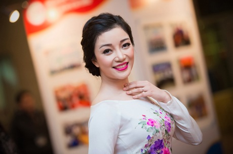 Phạm Thu Hà rạng rỡ biểu diễn với áo tứ thân cách điệu - 6 Phạm Thu Hà duyên dáng trong tà áo dài