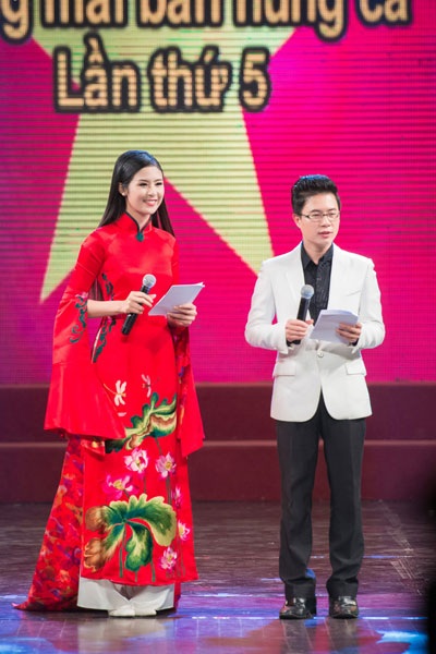 Hoa hậu Ngọc Hân hội ngộ Á hậu Huyền My tại Hà Nội - 1 Hoa hậu Ngọc Hân và Lê Anh dẫn chương trình