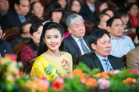 Hoa hậu Ngọc Hân hội ngộ Á hậu Huyền My tại Hà Nội - 2 Á hậu Việt Nam 2014 Huyền My xuất hiện với vai trò Đại sứ nhân ái
