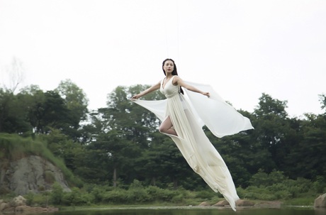 Trà Ngọc Hằng bị ói mửa khi mạo hiểm quay cảnh bay lượn - 4 Một số cảnh quay lãng mạn trong MV (Ảnh: Huy Bình, Trang điểm: Phú Nguyễn)