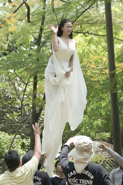 Trà Ngọc Hằng bị ói mửa khi mạo hiểm quay cảnh bay lượn - 6 ...Trà Ngọc Hằng phải trải qua những lúc bị ói, nôn nao vì chóng mặt, độ cao