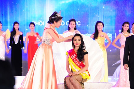 Hoa hậu Đặng Thu Thảo trao vương miện cho Tân Hoa hậu Việt Nam 2014 Nguyễn Cao Kỳ Duyên