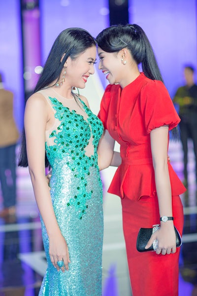 Á hậu Phạm Hương rạng rỡ bên Trương Ngọc Ánh - 8 Phạm Hương thân thiết với người đẹp Sóc Trăng Ngô Trúc Linh (Hoa hậu Việt Nam Thế giới 2014)