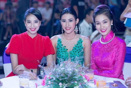 Á hậu Phạm Hương rạng rỡ bên Trương Ngọc Ánh - 9 Phạm Hương và các người đẹp thu hút sự chú ý của ống kính